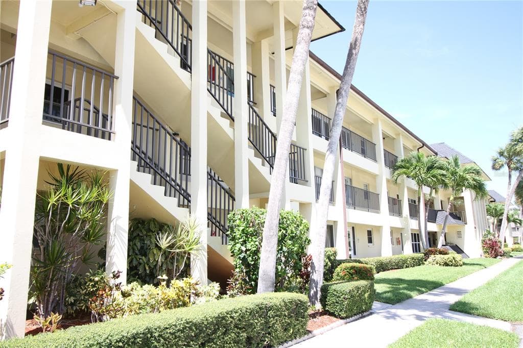 4700 COVE CIRCLE UNIT 102 ST PETERSBURG, FL 33708