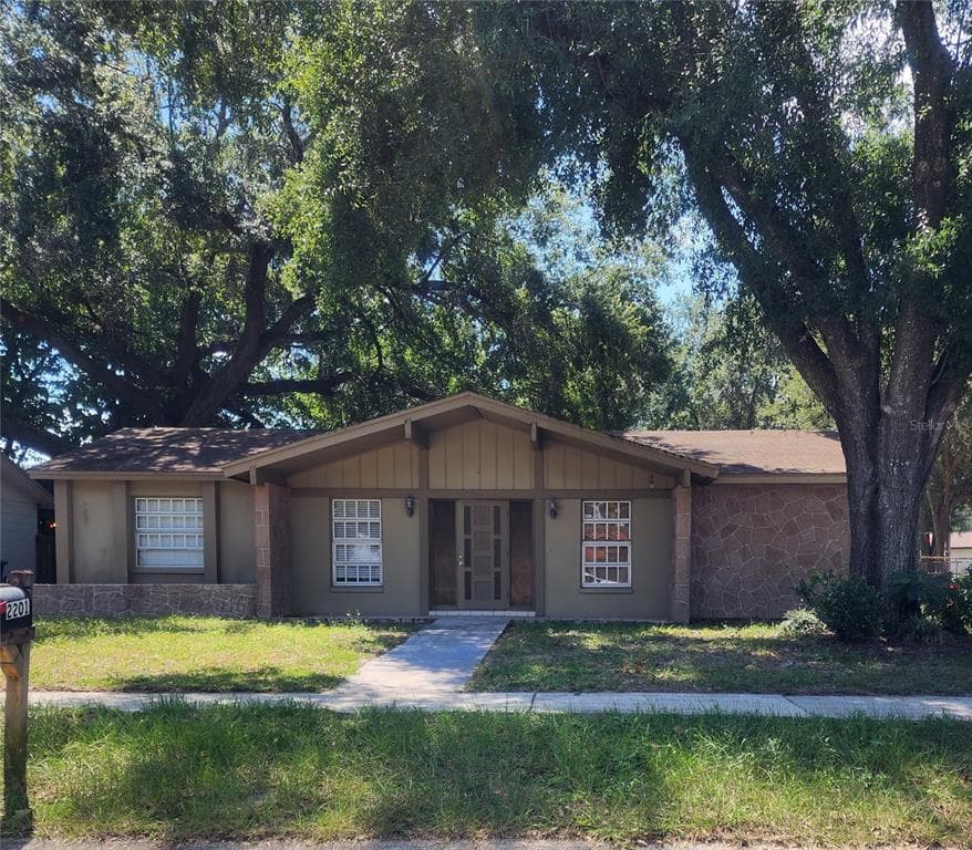 2201 VALLEYBROOK AVENUE VALRICO, FL 33594