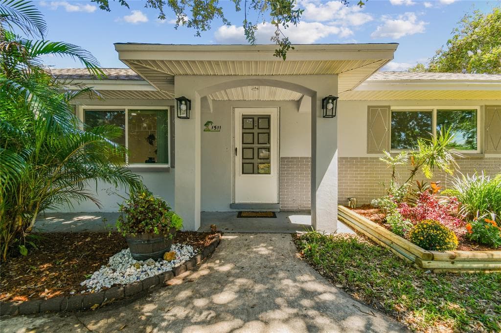1511 COUNTRY LANE W CLEARWATER, FL 33759