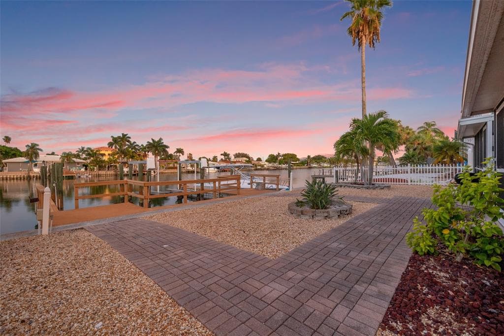 12005 3RD STREET E UNIT 4 TREASURE ISLAND, FL 33706