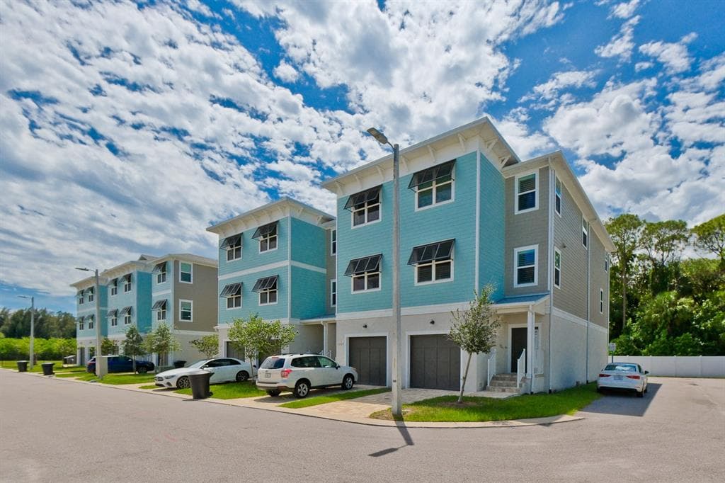 1233 SAVONA DRIVE NE ST PETERSBURG, FL 33702