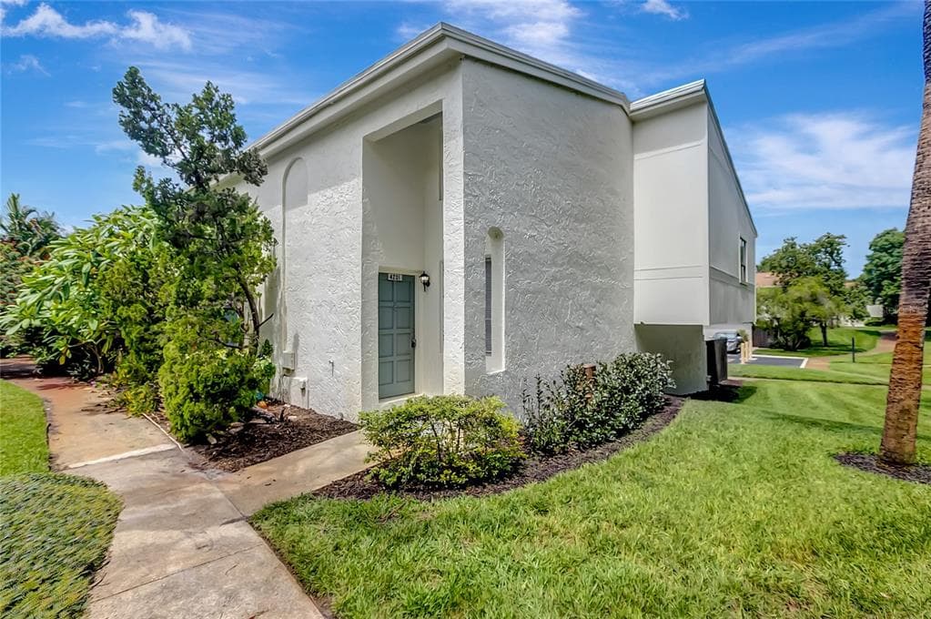 4201 LA PALMA COURT TAMPA, FL 33611