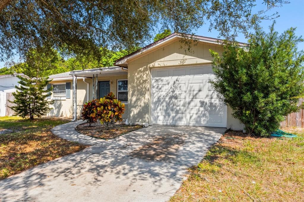 1426 SOLAR DRIVE HOLIDAY, FL 34691