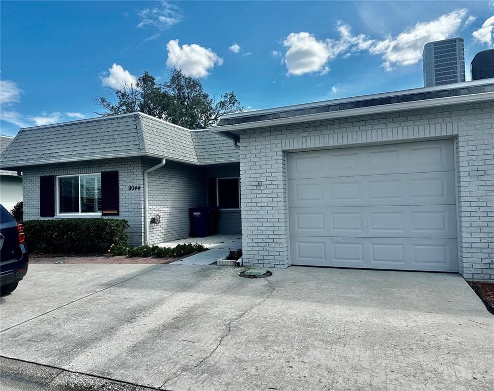 9044 GOLDEN HORSESHOE DRIVE SEMINOLE, FL 33777
