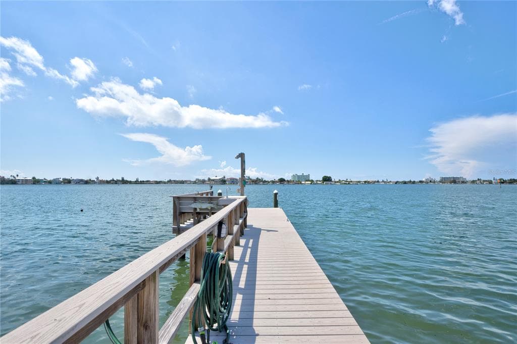 7060 S SHORE DRIVE S SOUTH PASADENA, FL 33707