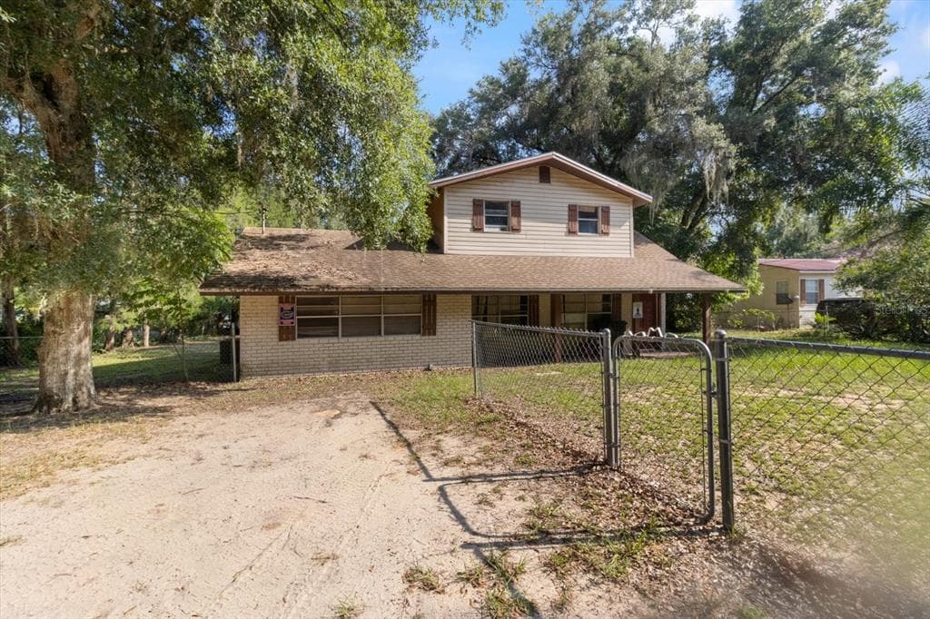 17951 SE 52ND STREET OCKLAWAHA, FL 32179