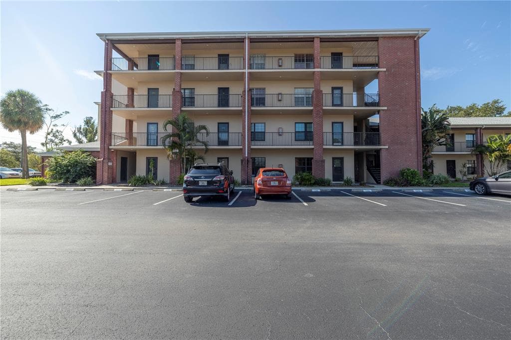 930 85TH AVENUE N UNIT 305 ST PETERSBURG, FL 33702