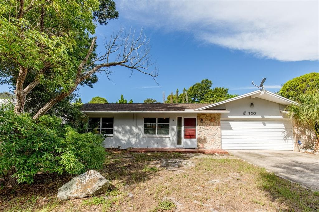 720 LENTZ ROAD BELLEAIR BLUFFS, FL 33770