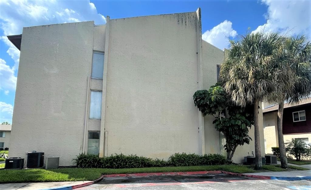 8602 CHAMPLAIN COURT UNIT 92 TAMPA, FL 33614