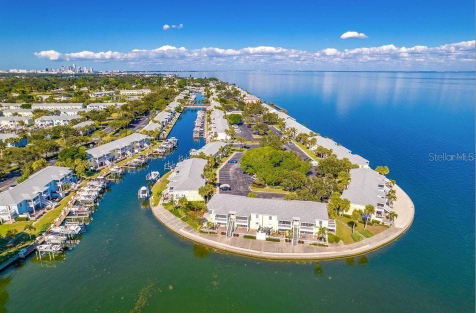 5245 COQUINA KEY DRIVE SE UNIT D(Furnished) ST PETERSBURG, FL 33705
