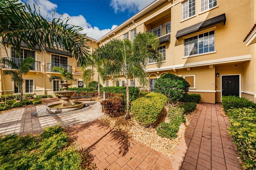 5215 BEACH BREEZE COURT UNIT 5215 TAMPA, FL 33609