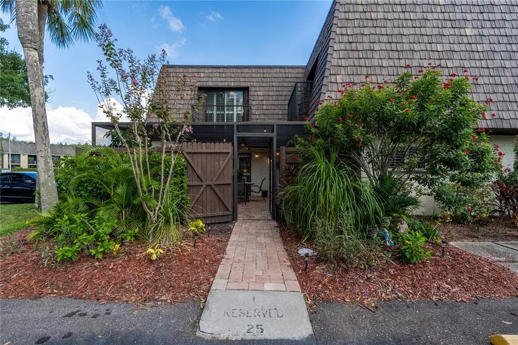 15404 E POND WOODS DRIVE TAMPA, FL 33618