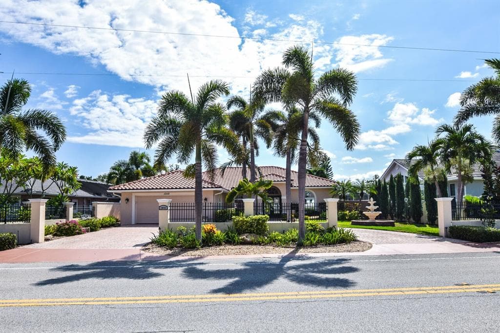 1059 HARBOR DRIVE S VENICE, FL 34285