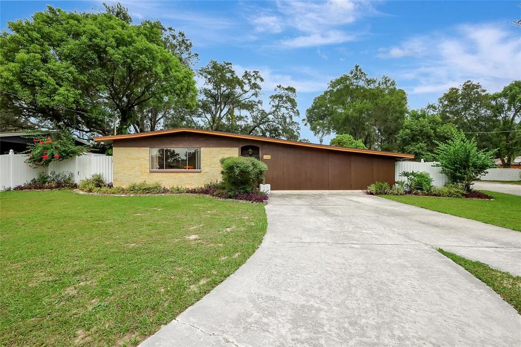 4018 E BLUFF AVENUE TAMPA, FL 33617