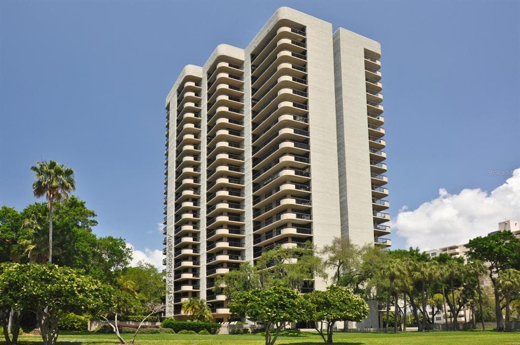 2413 BAYSHORE BOULEVARD UNIT 805 TAMPA, FL 33629
