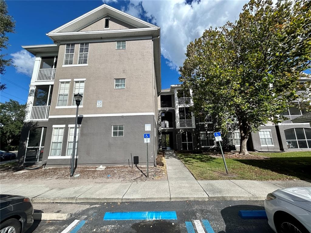 9301 CRESCENT LOOP CIRCLE UNIT 206 TAMPA, FL 33619
