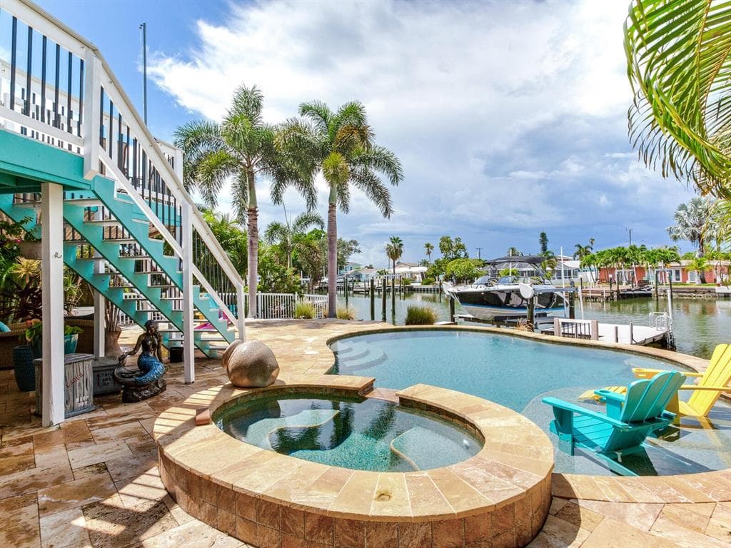 556 LILLIAN DRIVE MADEIRA BEACH, FL 33708