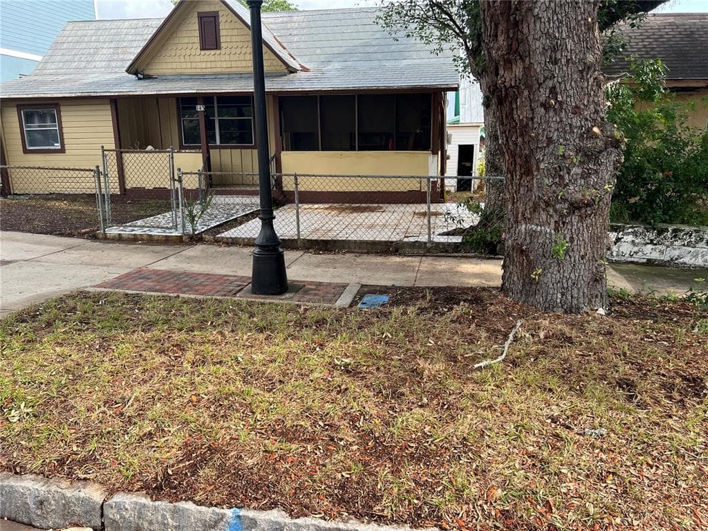 143 E ORANGE STREET TARPON SPRINGS, FL 34689