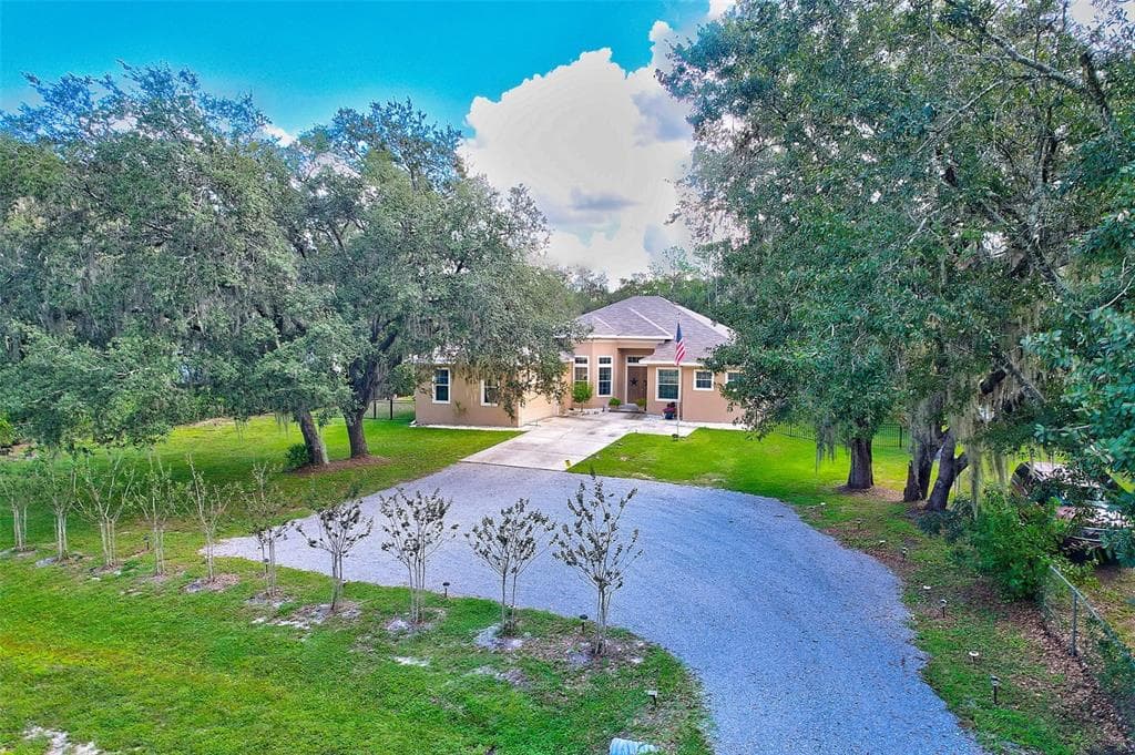 8915 PINECREST DRIVE LAKELAND, FL 33809