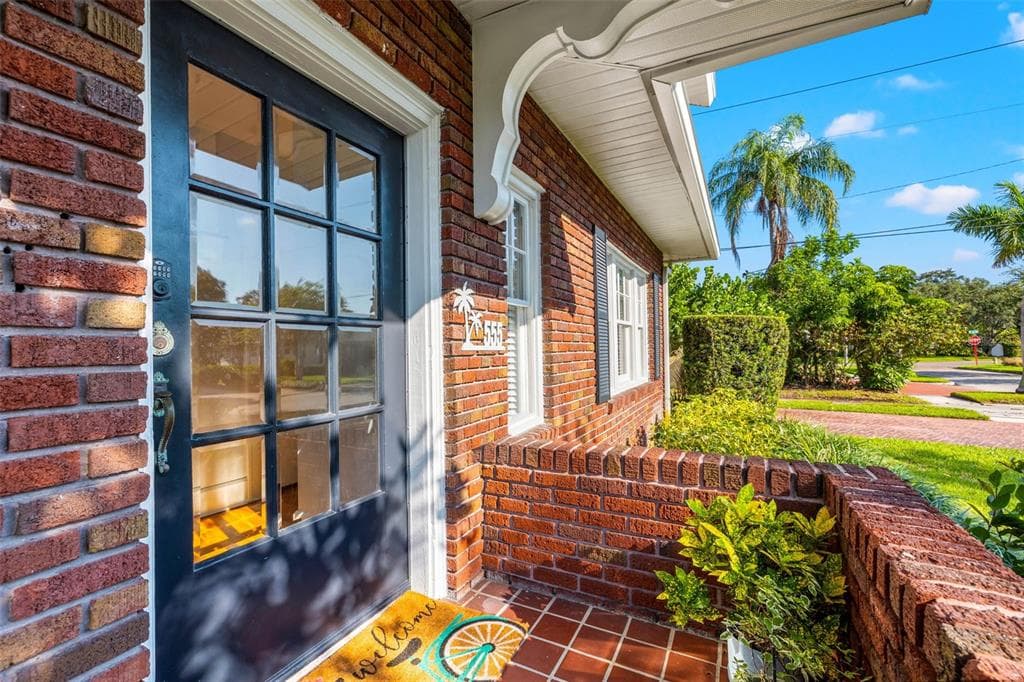 555 20TH AVENUE NE ST PETERSBURG, FL 33704