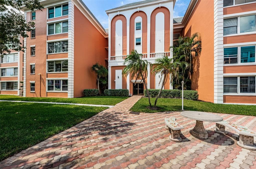 6960 20TH AVENUE N UNIT 503 ST PETERSBURG, FL 33710