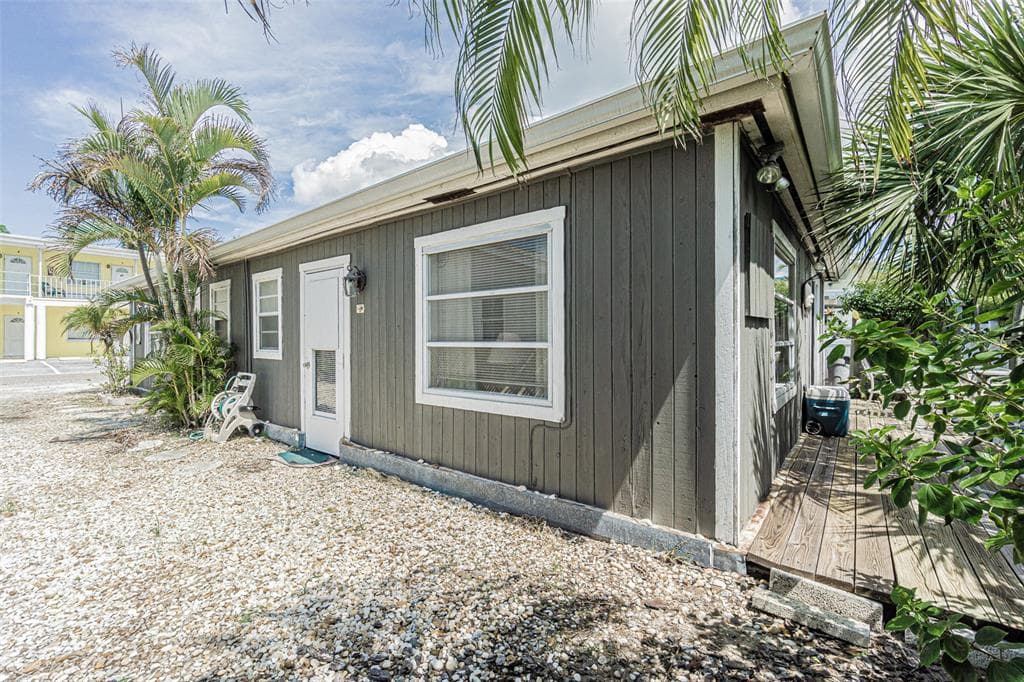120 177TH AVENUE W REDINGTON SHORES, FL 33708