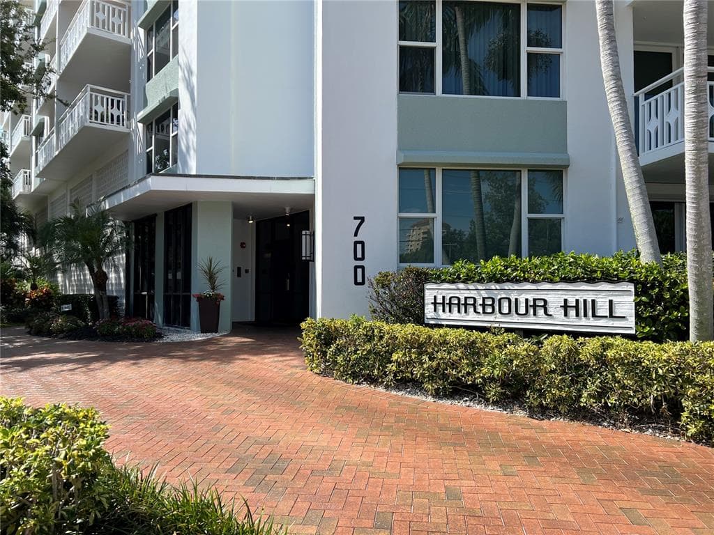 700 BEACH DRIVE NE UNIT 707 ST PETERSBURG, FL 33701