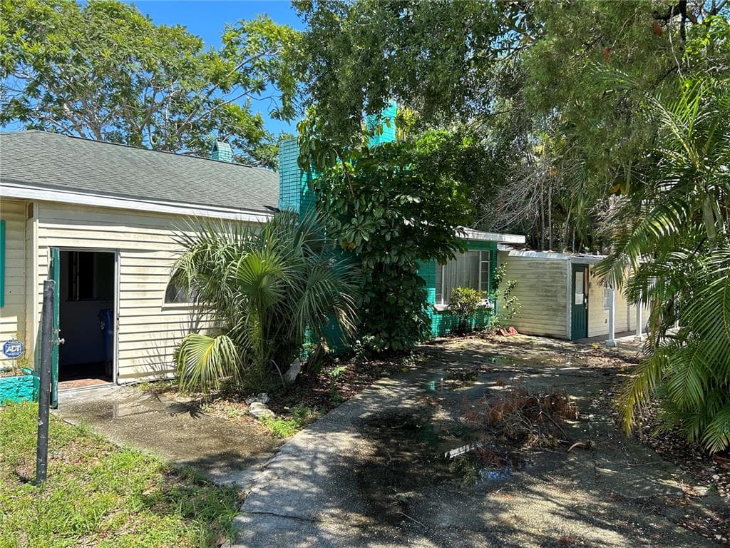 1207 30TH AVENUE E BRADENTON, FL 34208