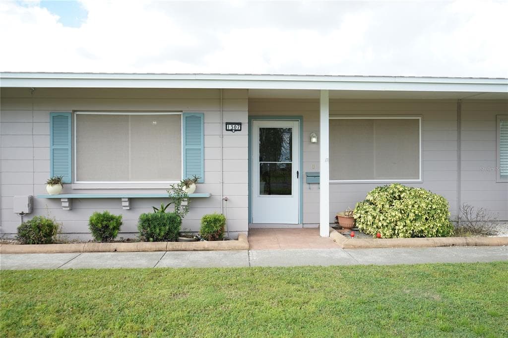 1307 RICKENBACKER DRIVE SUN CITY CENTER, FL 33573