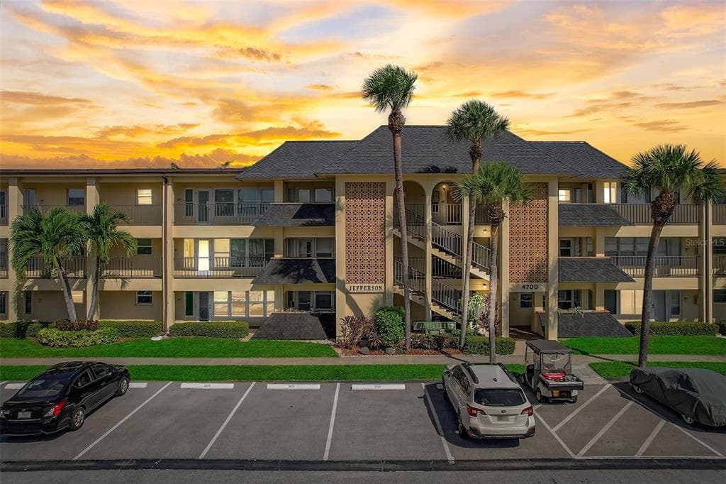 4700 COVE CIRCLE UNIT 104 ST PETERSBURG, FL 33708
