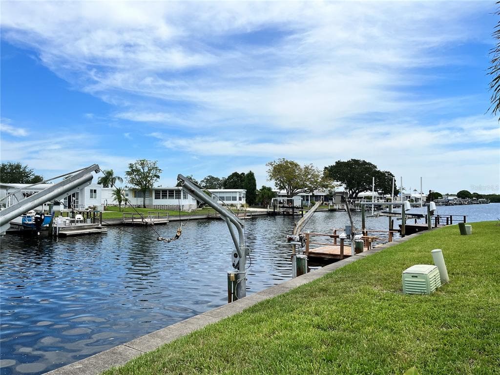 351 MOUNT ISLE AVENUE NE UNIT 403 ST PETERSBURG, FL 33702