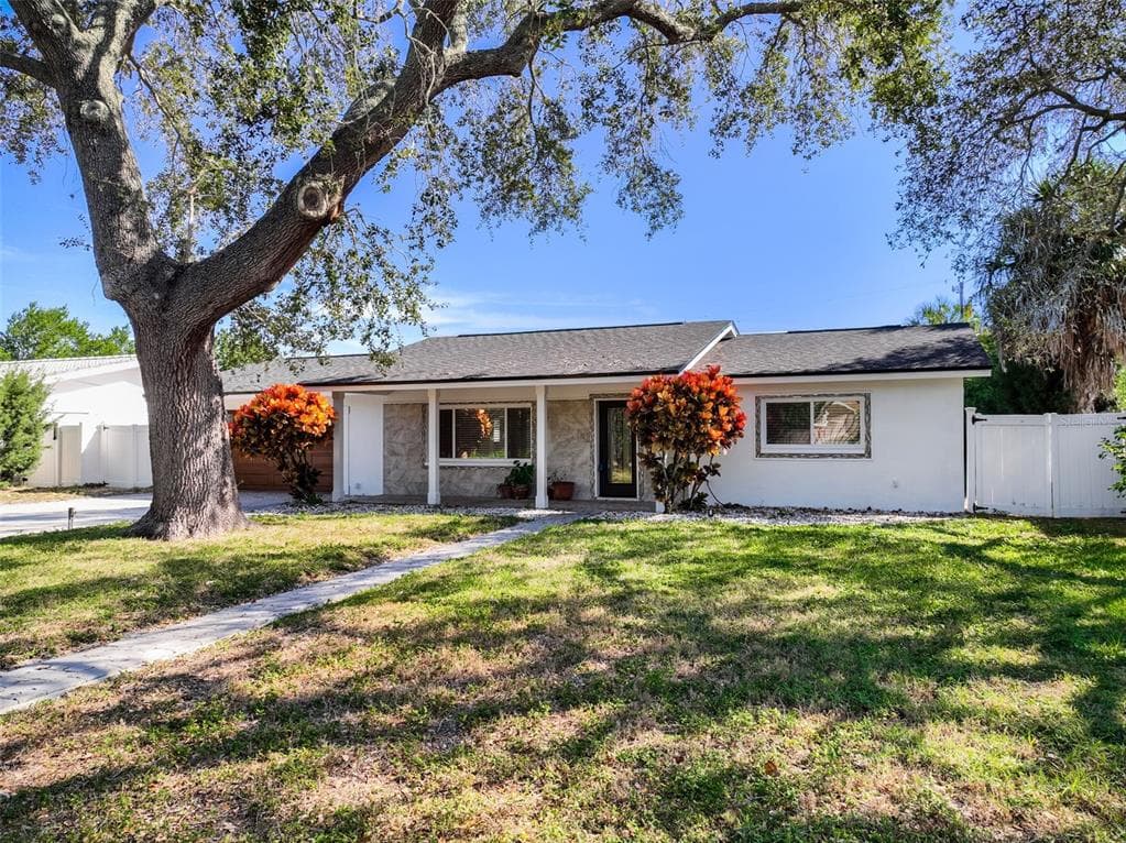 571 LENTZ ROAD BELLEAIR BLUFFS, FL 33770