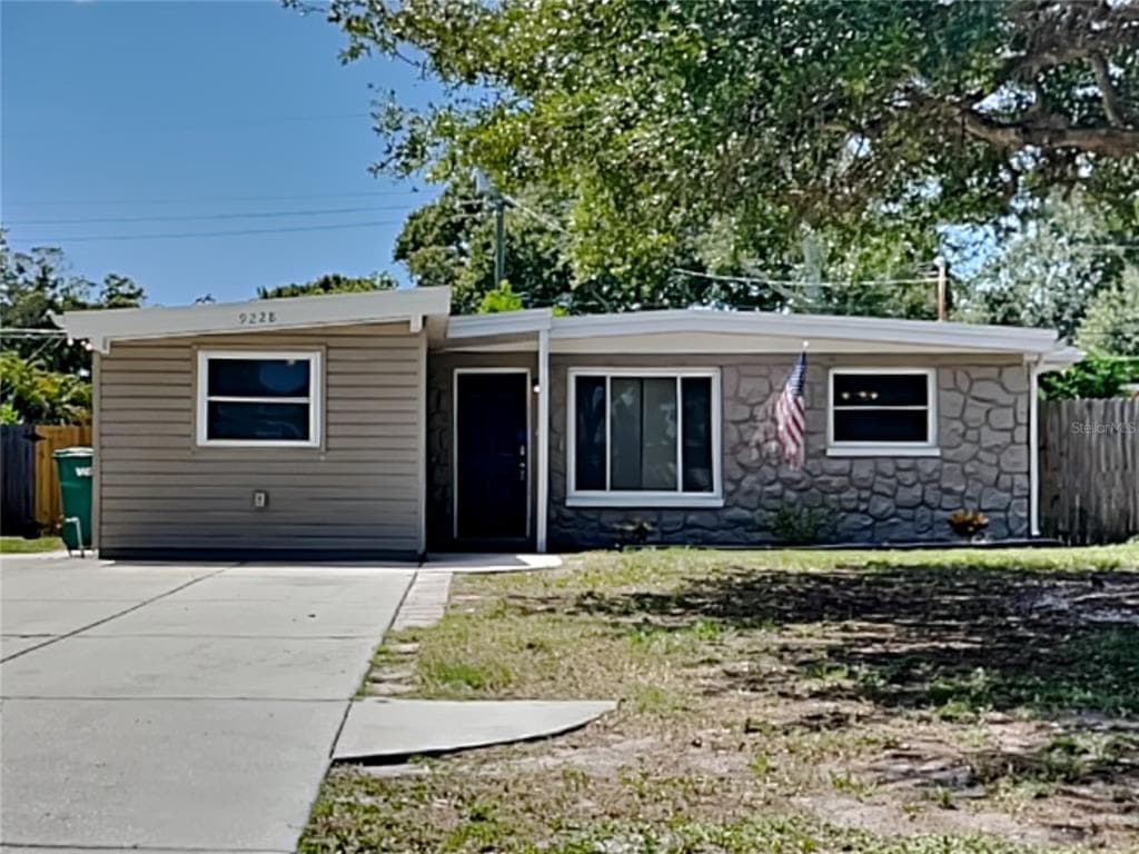 9228 82ND WAY SEMINOLE, FL 33777