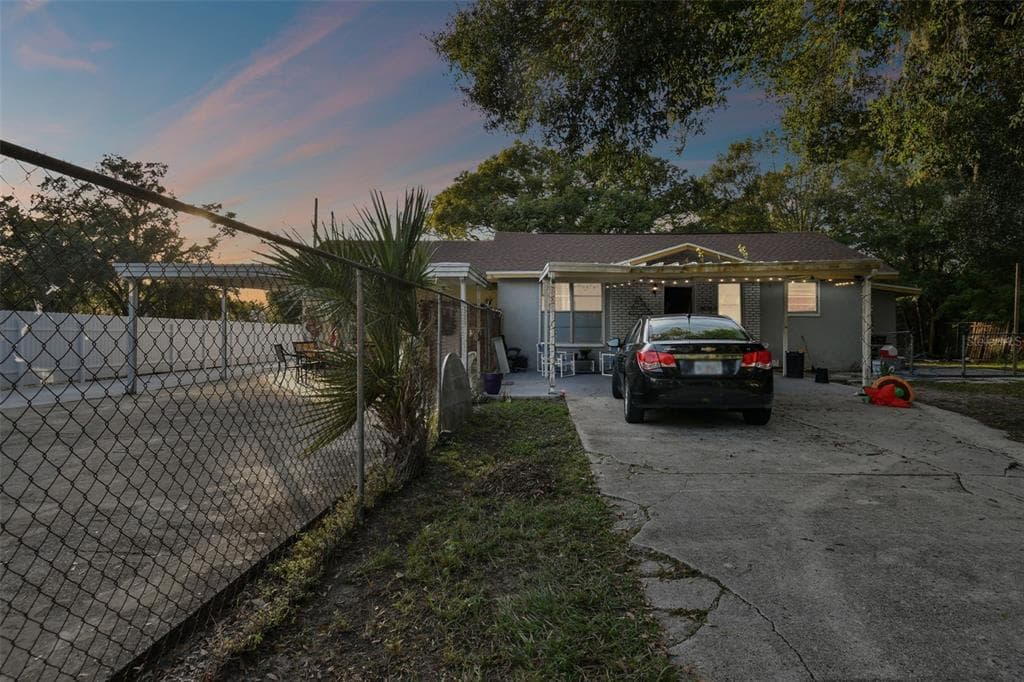 8636 N GRADY AVENUE TAMPA, FL 33614