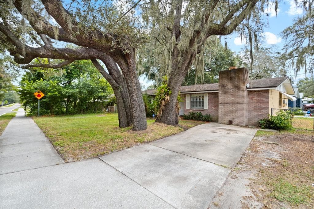12015 E OLD HILLSBOROUGH AVENUE SEFFNER, FL 33584
