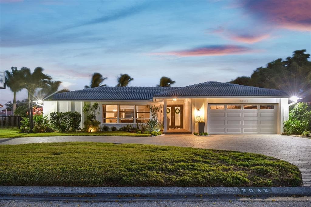 2042 IOWA AVENUE NE ST PETERSBURG, FL 33703