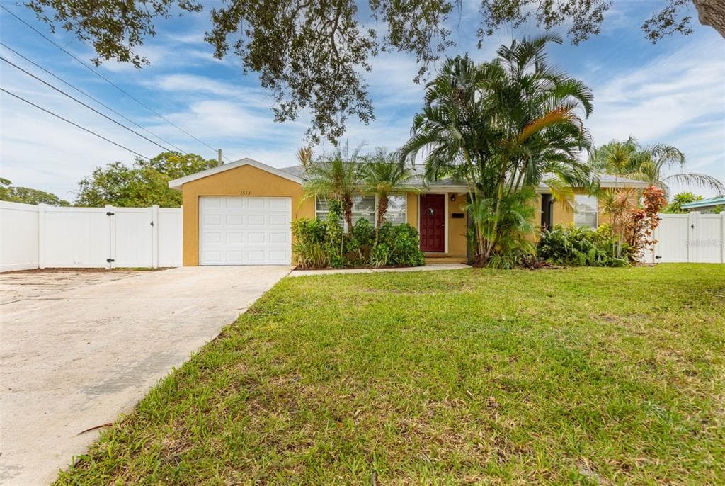 1513 CANTERBURY ROAD N ST PETERSBURG, FL 33710
