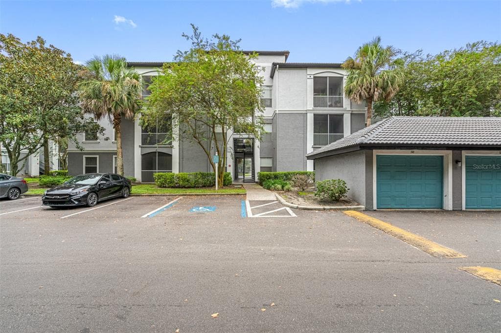 5713 LEGACY CRESCENT PLACE UNIT 102 RIVERVIEW, FL 33578