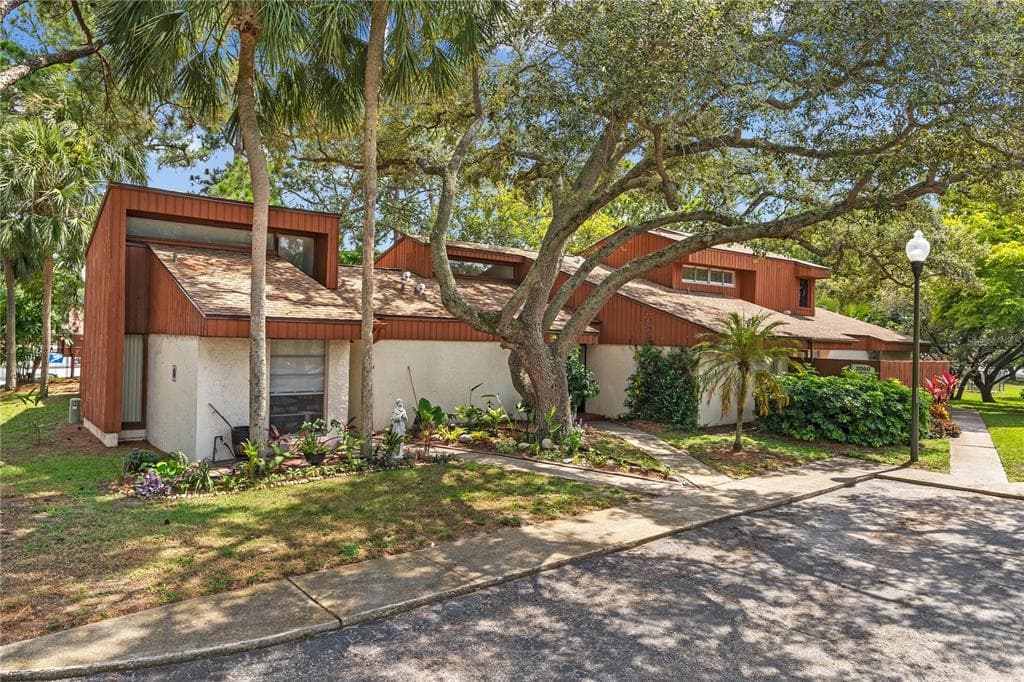 2060 SUNSET POINT ROAD UNIT 52 CLEARWATER, FL 33765