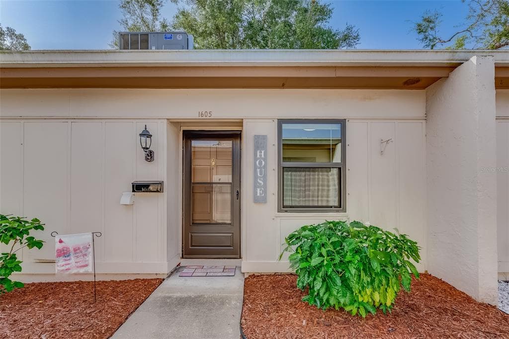 1605 MISSION HILLS BOULEVARD UNIT D5 CLEARWATER, FL 33759