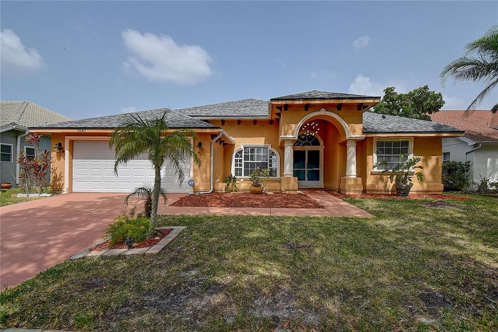 1047 MAINSAIL DRIVE TARPON SPRINGS, FL 34689