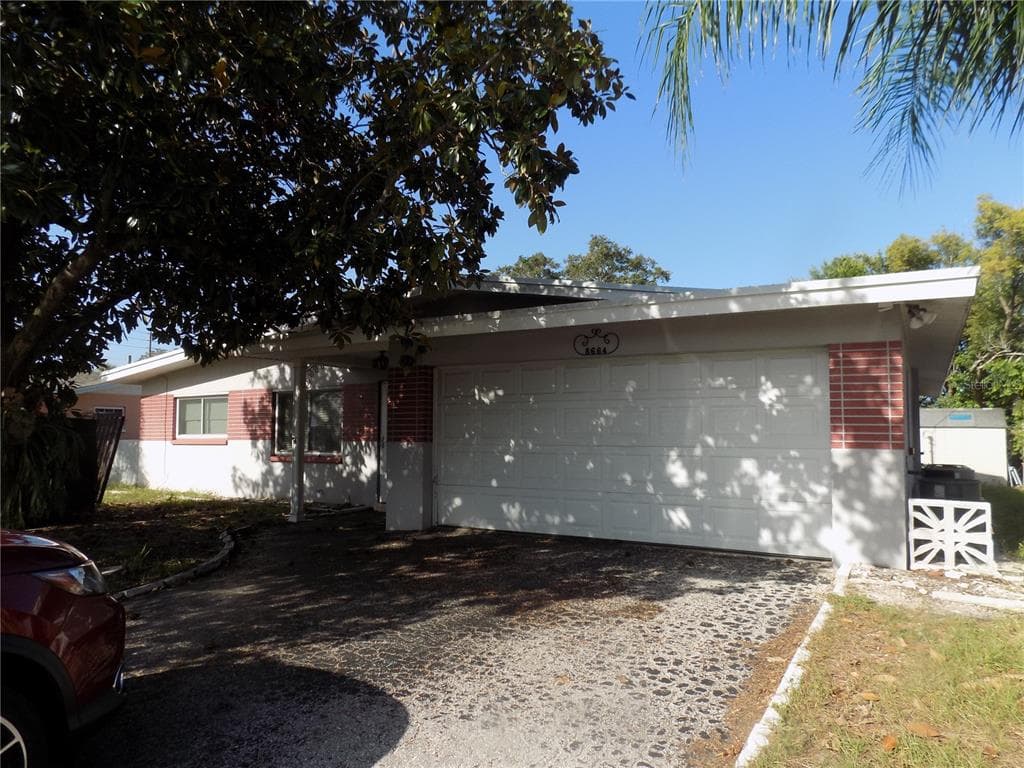 8664 118TH WAY SEMINOLE, FL 33772