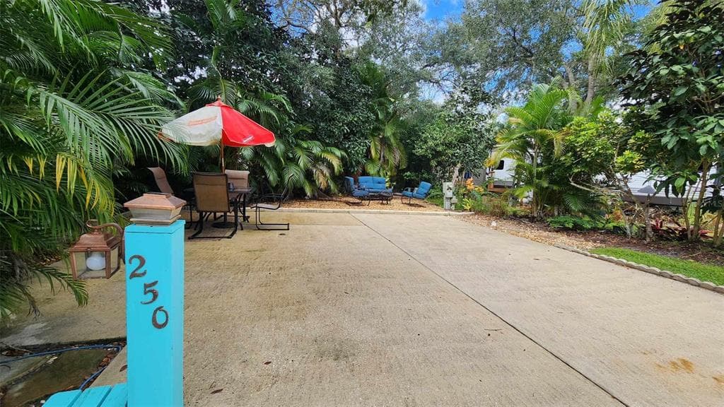 250 SADDLE LANE LAKE WALES, FL 33898