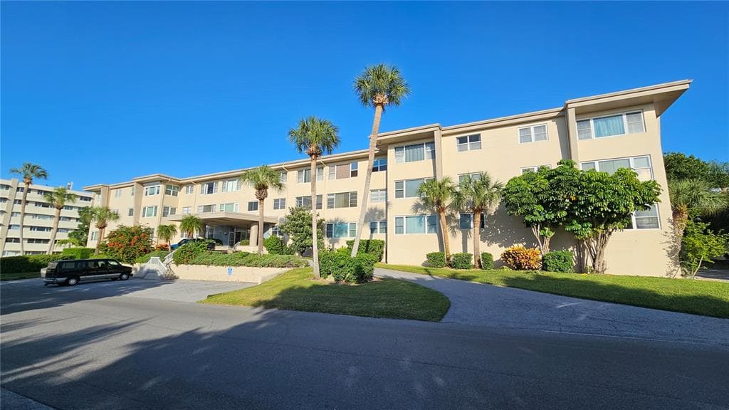 55 HARBOR VIEW LANE UNIT 107 BELLEAIR BLUFFS, FL 33770
