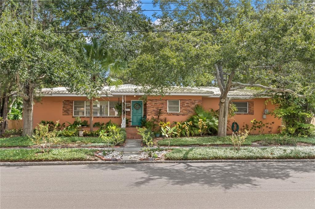 1755 LOCUST STREET NE ST PETERSBURG, FL 33704