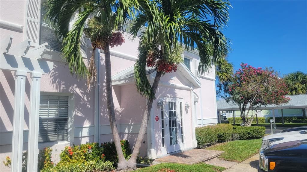 4827 COQUINA KEY DRIVE SE UNIT B ST PETERSBURG, FL 33705
