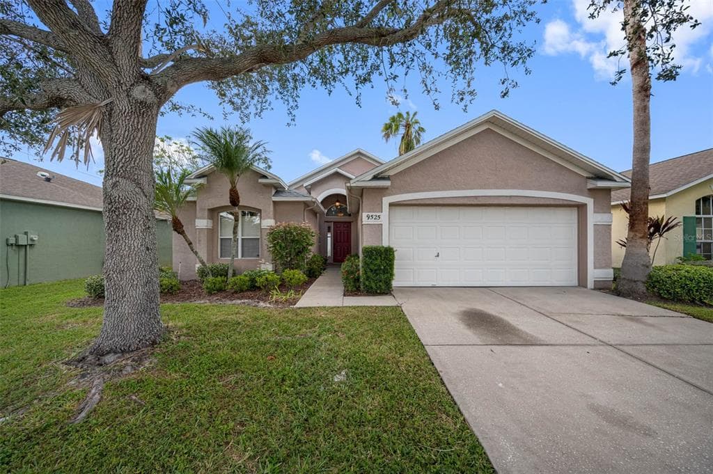 9525 HAMLET LANE TAMPA, FL 33635