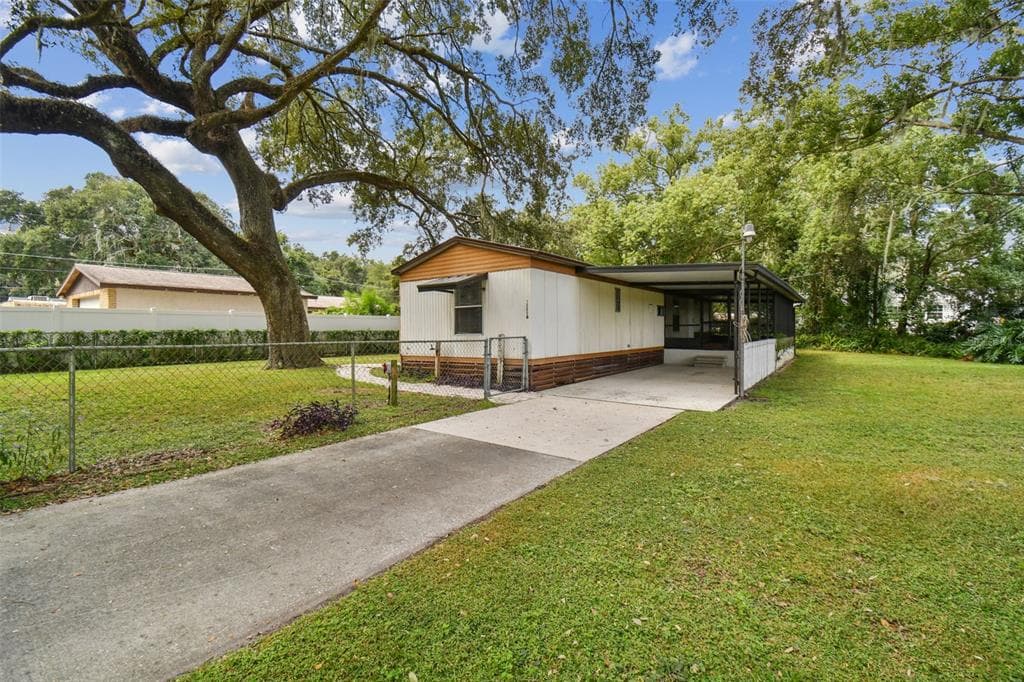 10606 4TH STREET THONOTOSASSA, FL 33592