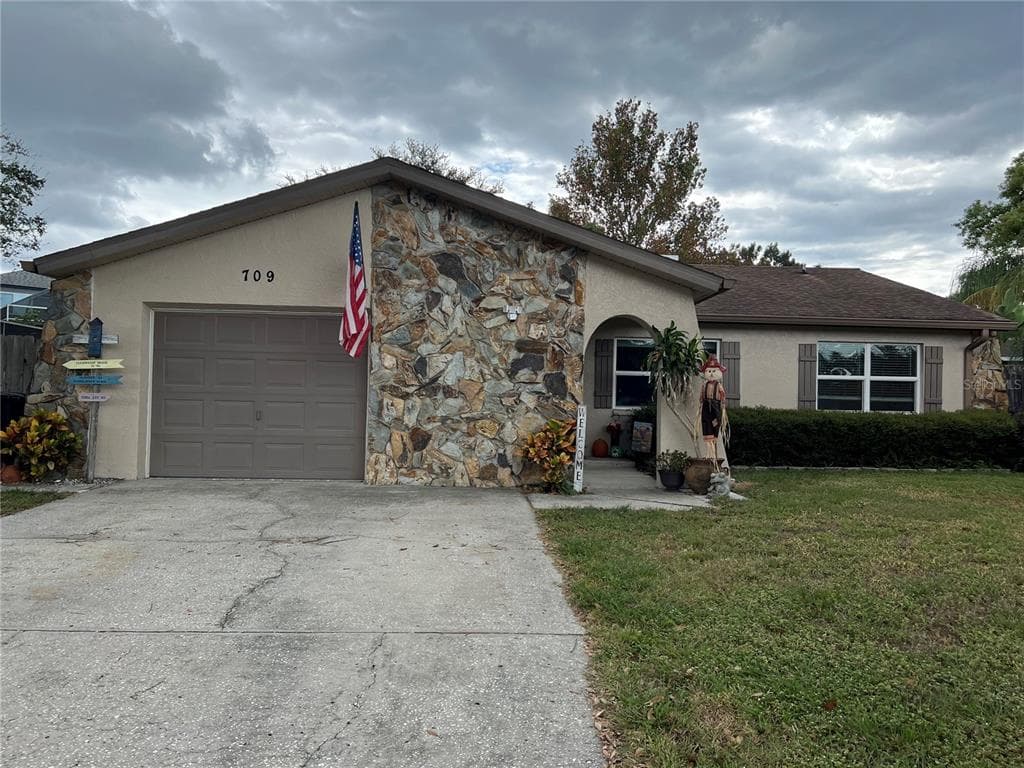 709 HIBISCUS CIRCLE E