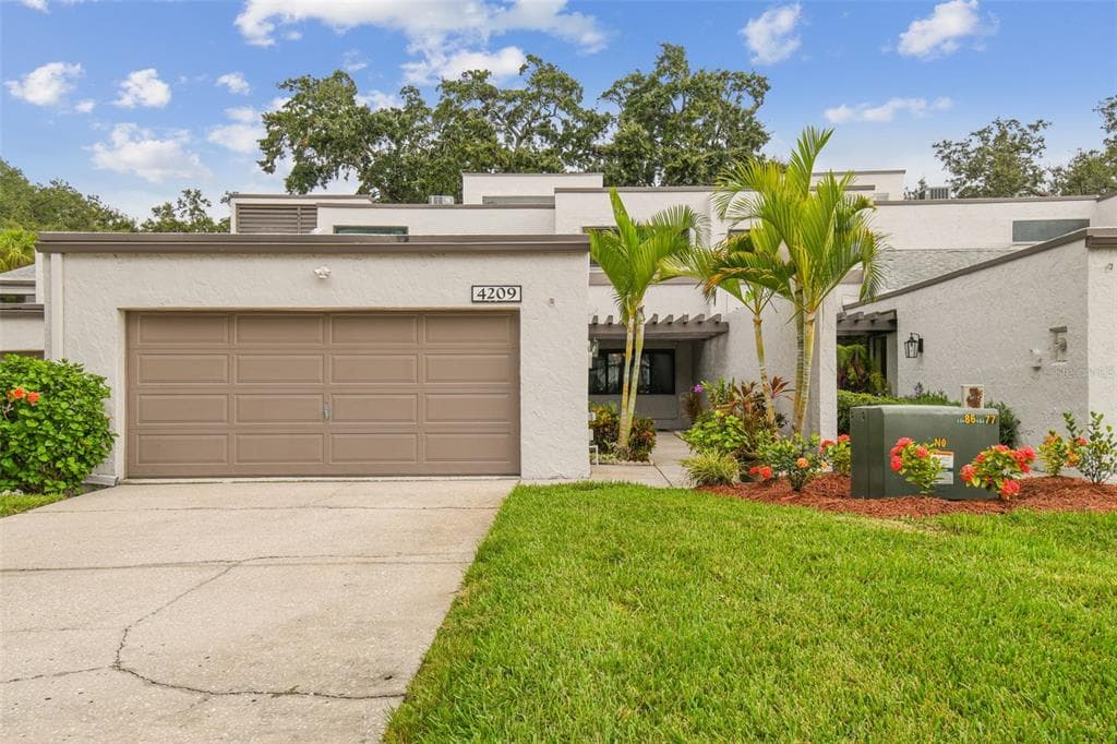 4209 FAIRWAY RUN TAMPA, FL 33618